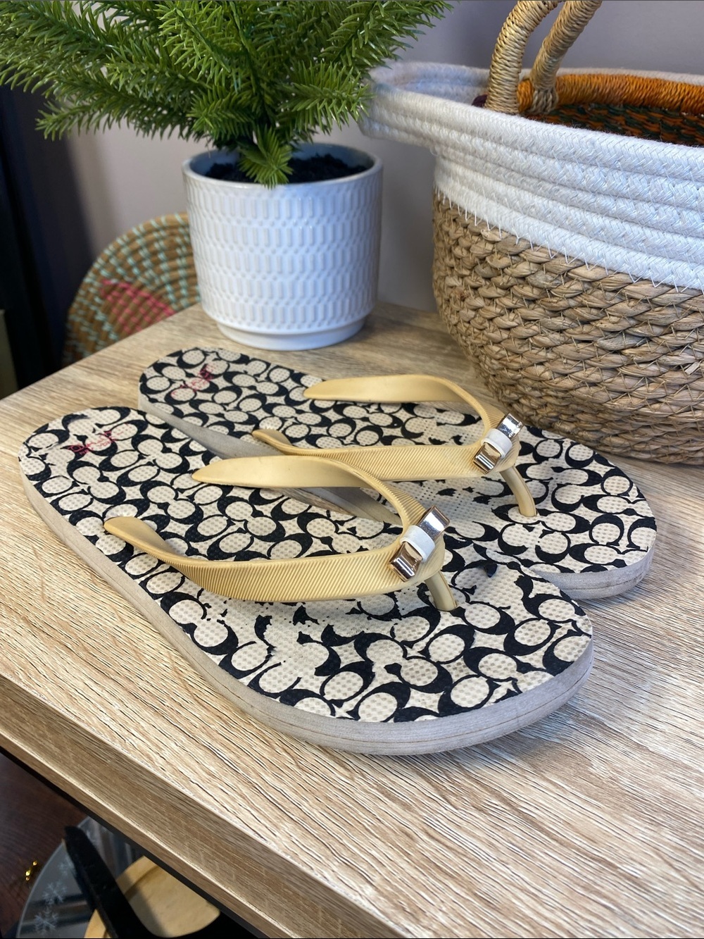 Coach Amel Signature C Black Beige Thong Sandals Size 7/8